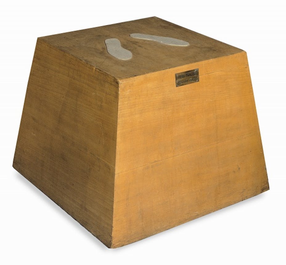Piero Manzoni, Base magica – Scultura vivente, 1961