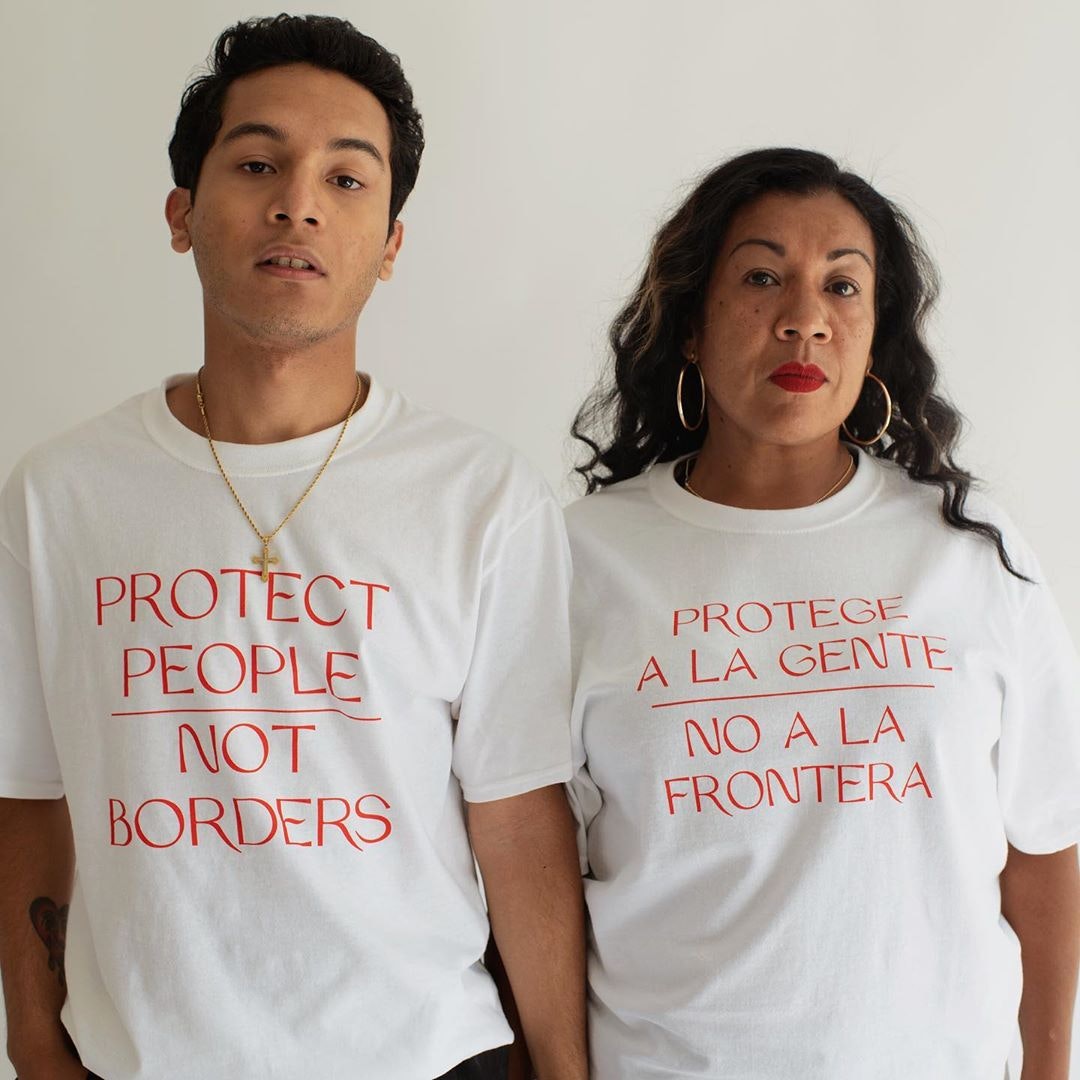 two people starting in tee shirts that say Protege a la gente/No a la frontera