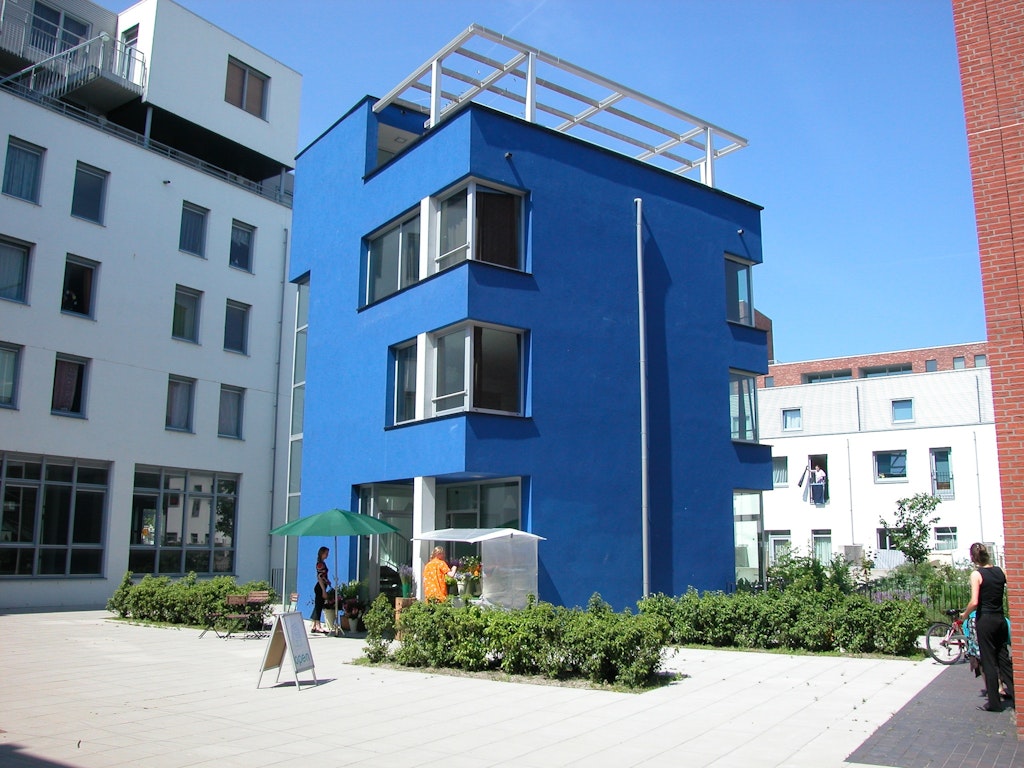 Home Makers, The Blue House