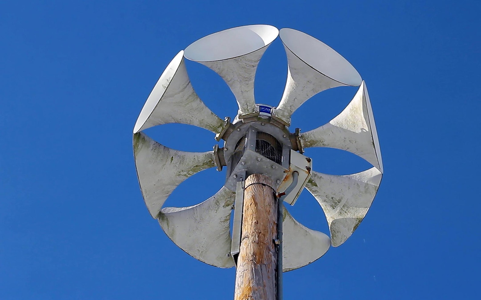 Satz_Preemptive_Listening_Feature_01_1 A large air raid siren on a large post.