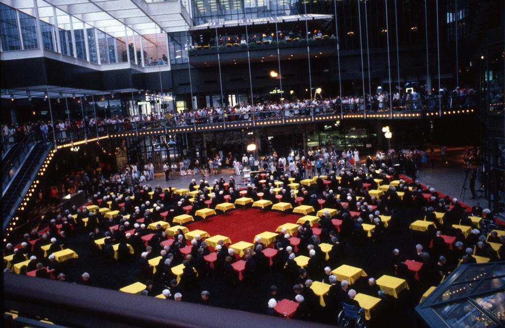 Suzanne Lacy, The Crystal Quilt, 1987, courtesy Linda Gammell