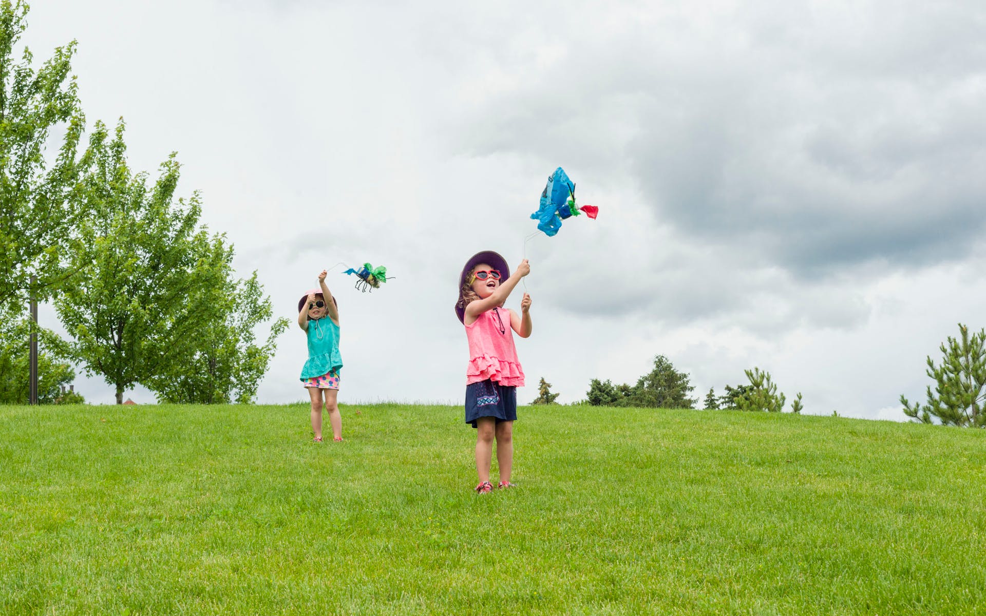 Kids on Walker hillside flying kites.